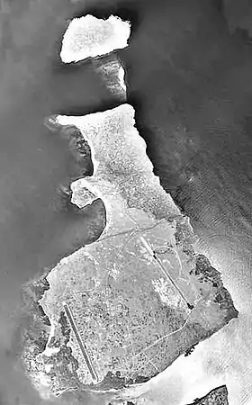 Image satellite de l'île Baltra (au centre) et de l'île Seymour Nord (en haut).