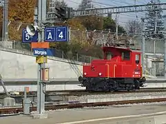 Locotracteur électrique TeIII 147 assurant la manœuvre. Mis en service en 1970 par les CFF et repris par le BAM en 2005. Il ne peut sortir de la gare de Morges à cause de son écartement en voie normale.