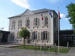 Photographie en couleurs d'une mairie (bâtiment administratif) à Barbazan-Debat, en France.