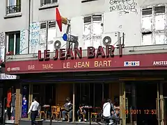 Le bar-tabac « Le Jean Bart », 131, rue du Faubourg-du-Temple à Paris, portant le nom de la marque de tabac Jean Bart.