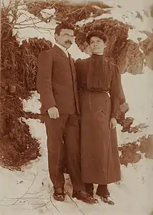 Photo noir et blanc d'un couple prise en pied.