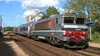 La BB 15054 en livrée « Corail + » en gare de Bréval.