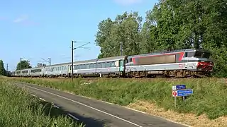 Livrée "Corail +" première version (bandes rouges repiquant vers l'intérieur).