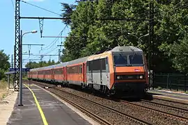 Un TER Perpignan - Avignon passe sans arrêt en gare de Gallargues.