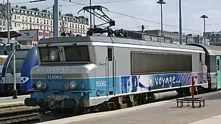 La BB 15062 en livrée « En voyage... » en gare de Paris-Nord.