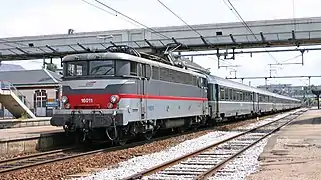 Rame Corail "Nouvelle-Décoration" (avant rénovation) tractée par une BB16000 en gare d'Évreux-Normandie (2010).