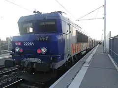 BB22261 équipée de la réversibilité par câblots, en livrée TER PACA, en gare d'Avignon TGV, le 25/09/2018.