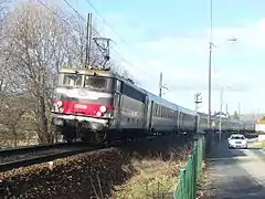 Un TER poussé par la BB 25239 quitte Aix-les-Bains en direction d'Annecy en 2007.