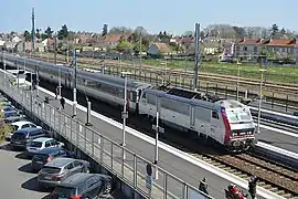 Une BB 26000 et des voitures Corail assurant un Paris – Clermont-Ferrand, arrivant en gare de Moulins-sur-Allier