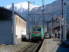 Une BB 36200-300 spécialisée dans le système Modalohr entre la France et l'Italie attend en gare.