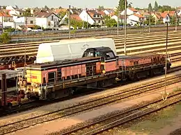 Une BB 64700 et son truck TBB 64800, avant modernisation.