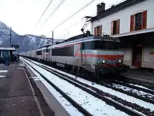 Train de marchandises en gare pour l'Italie.