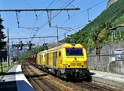 Deux BB 675000 en livrée Infra en tête d'un train de ballast.