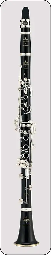 Clarinette Boehm standard, avec 17 clefs et 6 anneaux, développée en 1843 et brevetée par Hyacinthe Klosé et Louis Auguste Buffet