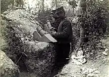 Lance-bombe Cellerier en position de tir dans une tranchée.