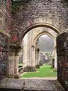 Ruines de l'ancienne abbatiale, un bas-côté.