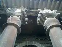 Colonnes à l'entrée du chaitya