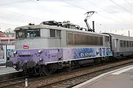 La BB 25254 à persiennes inox en livrée "En voyage".