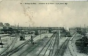 Les quais avant la Première Guerre mondiale, vus en direction de Paris. La passerelle dessert également les quais de la Grande Ceinture, au centre du cliché.