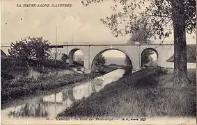 Le Pont du Tramway de Vesoul à Vesoul, au-dessus de la ligne Paris - Bâle et de la dérivation de la rivière Colombine.