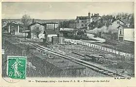 Trévoux disposait d'une double gare terminus, d'une part de la ligne de Lyon-Croix-Rousse à Trévoux du PLM, jusqu'en 1938, et d'autre part de la ligne de chemin de fer secondaire à voie métrique vers Jassans des tramways de l'Ain, qui ferma en 1936, et que l'on voit au second plan.
