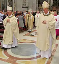 Mgr Malvestiti, venant d'être consacré évêque, bénit les fidèles. Devant lui Mgr Beschi (it), à gauche, et Mgr Merisi, à droite.