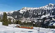 Train reliant Winteregg à Mürren avec le village de Wengen de l'autre côté de la vallée