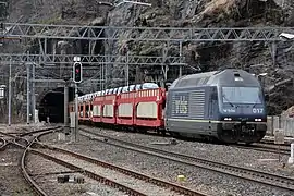 Locomotive BLS Re 460 passant sans arrêt à Iselle di Trasquera et transportant des voitures en direction de Domodossola.