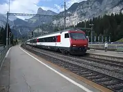 Train traversant la gare.