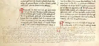 Détail du bas d'une page de manuscrit : sous les deux colonnes de texte est inséré un texte en caractères beaucoup plus petits, qui occupe toute la largeur de la page.