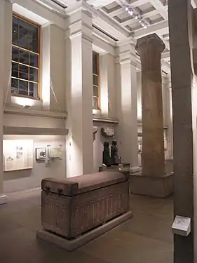 Vue d'une colonne provenant d'Héracléopolis exposée au British Museum.