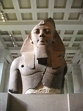 Grand buste de Ramsès II (−1250).