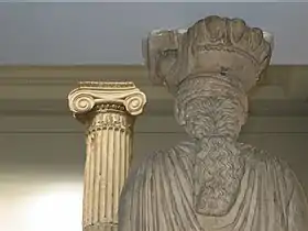 Salle 19. Caryatide et colonne ionique de l'Érechthéion, Athènes, -420/-415.