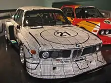 La BMW Art car conçue par Frank Stella avait le numéro 41 aux 24 Heures du Mans 1976 et elle était conduite par Brian Redman et Peter Gregg.