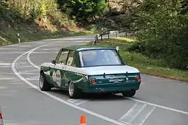 BMW 1600 ti en tant que voiture de course avec des extensions de style "joue de cochon" dans une montée