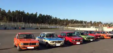 Diverses BMW 02 dans le paddock du circuit d’Hockenheim