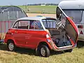 Une BMW 600 des années 1950 avec sa portière frontale.