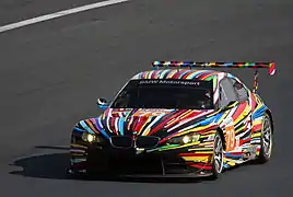 Jeff Koons a créé The 17th BMW Art Car qui a couru aux 24 Heures du Mans en 2010.