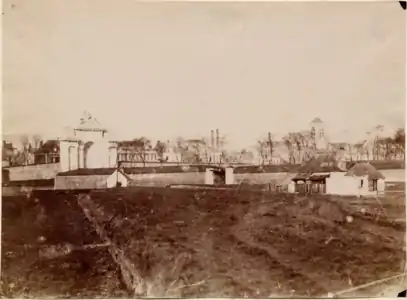 Porte de Paris en 1855 : on aperçoit  le bâtiment du corps de garde à gauche derrière la porte de Simon Vollant