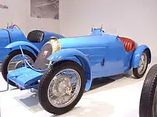 Photo d'une BNC bleue exposée de manière statique dans un musée.