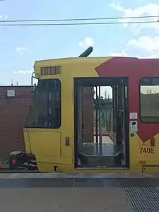 Vue de l'entrée avec 1 marche d'accès dans le cas de quais hauts type métro...