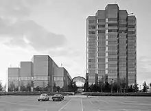 photo noir et blanc d'un gratte-ciel et d'un parking vide, le siège de BP en Alaska