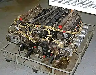Photographie du moteur BRM à 16 cylindres, dans un musée, non implanté dans une voiture.