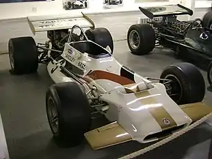 La monoplace de Formule 1 BRM P153 aux couleurs du parfumeur Yardley