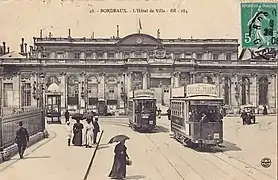 Vue des motrices (série 176 à 200) devant l'Hôtel-de-Ville, également en captage électrique souterrain.