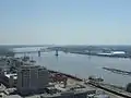Vue aérienne du pont prise du haut du Capitole de Louisiane