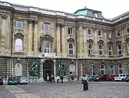 La façade du musée historique de Budapest dans le château de Buda.