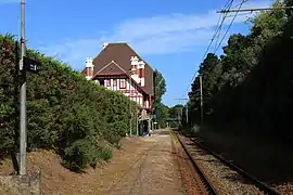 Ancien bâtiment voyageurs et quai en direction du Croisic.