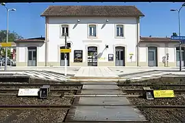 Arrière du bâtiment voyageur en 2015 avec son passage planchéié retiré depuis l'ouverture de la passerelle.