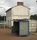 L’abri de quai avec derrière lui, l’ancien bâtiment voyageurs